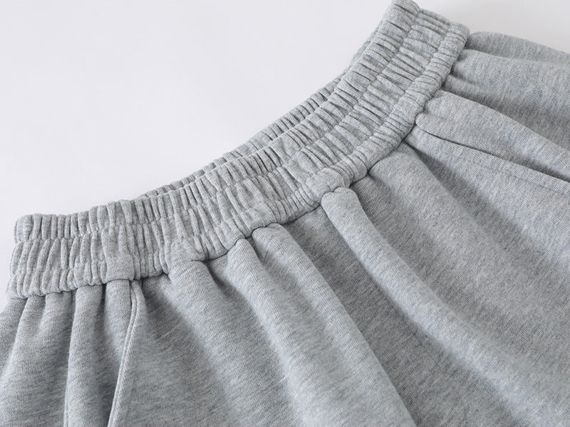 Loose-fitting wide leg sweatpants with star appliqué