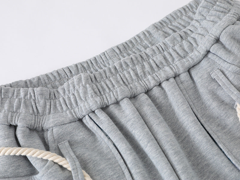 Loose-fitting balloon pants with plaid details