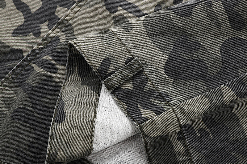 Wide-leg camouflage cargo pants