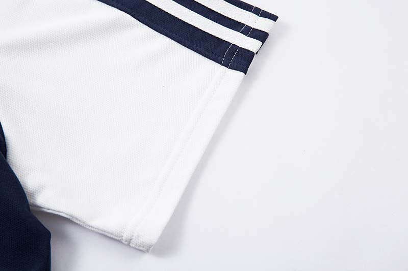 DAXUEN Oversized V-neck T-shirt with contrasting panels and graphics