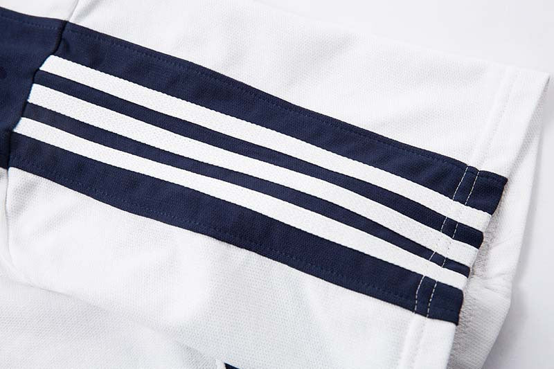 DAXUEN Oversized V-neck T-shirt with contrasting panels and graphics