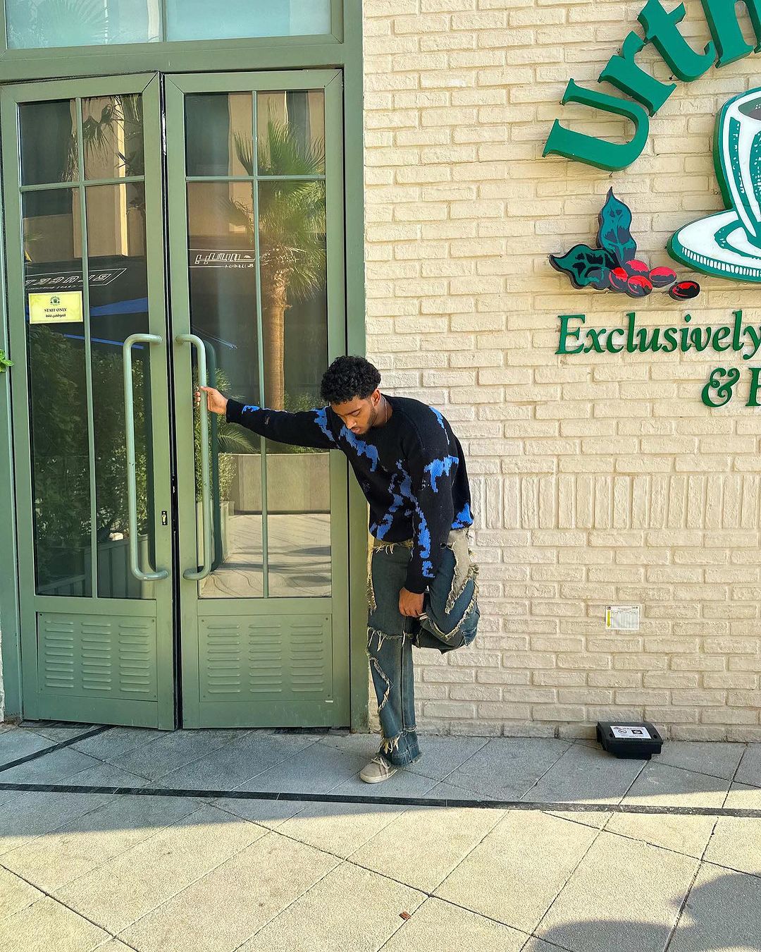 A guy wearing Star jean 