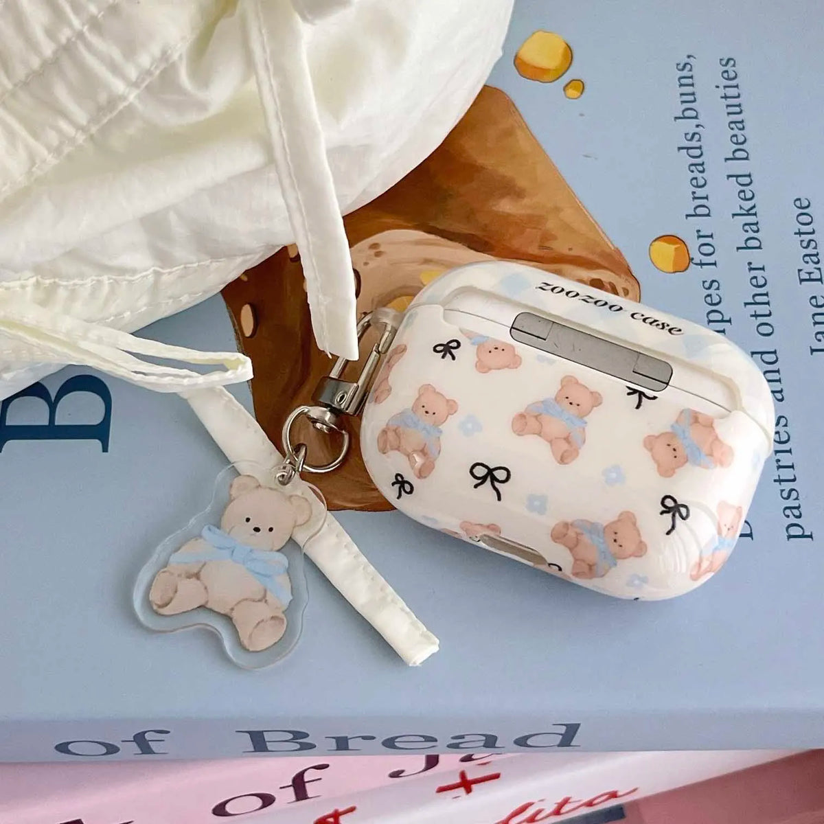 Front view of the Teddy Bear Bow Earbud Case
