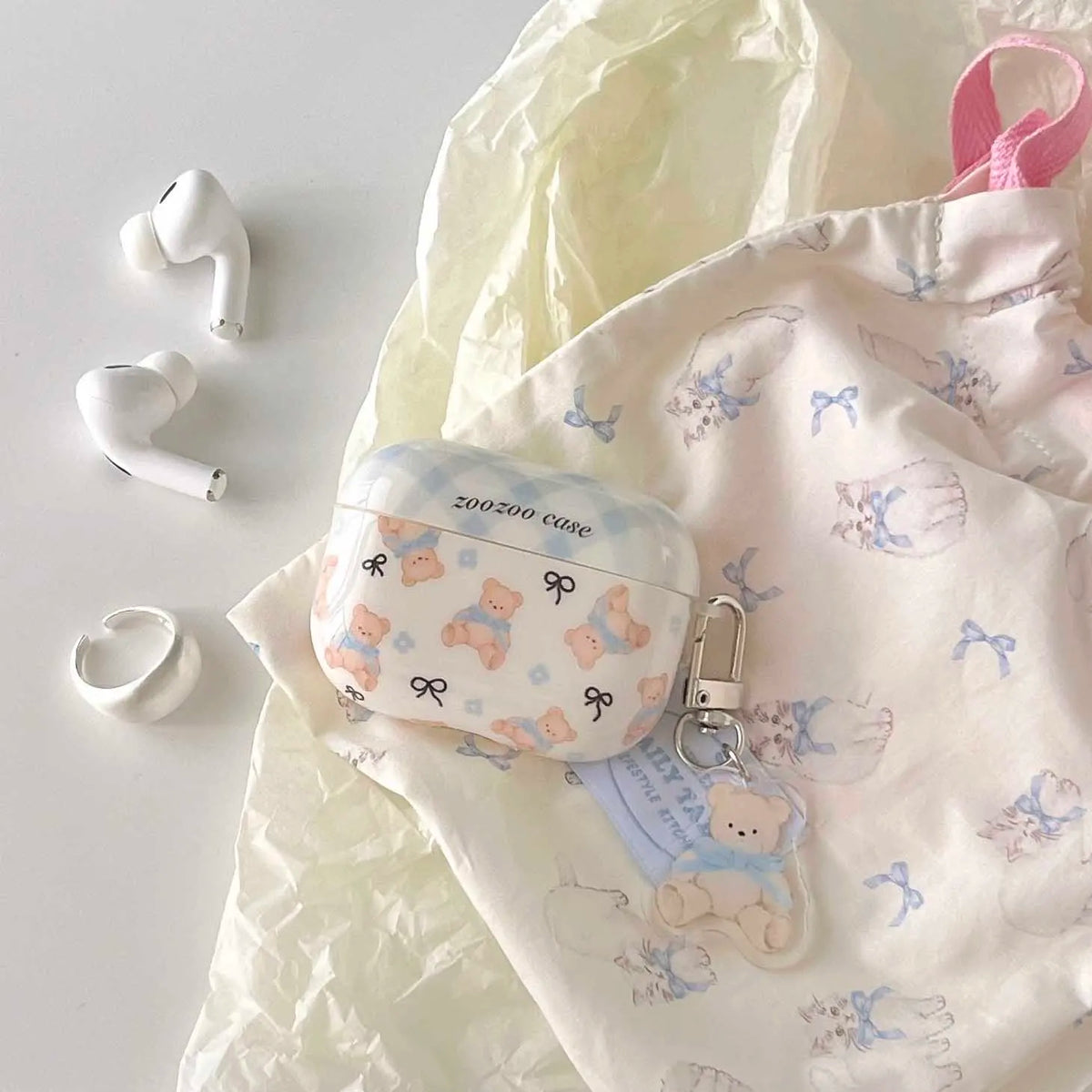 Front view of the Teddy Bear Bow Earbud Case