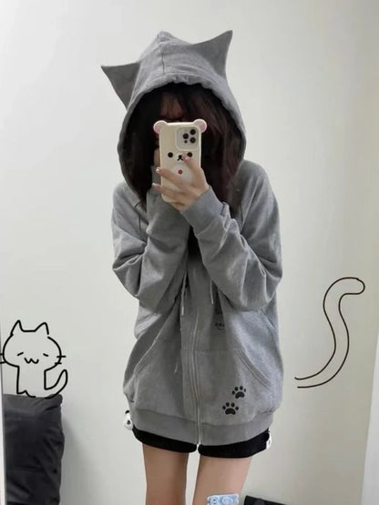 Model wearing the gray Y2K Kitty Paw Print Sweatshirt