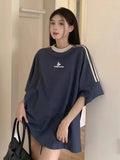 Model wearing the navy Casual Oversized Retro T-shirt 