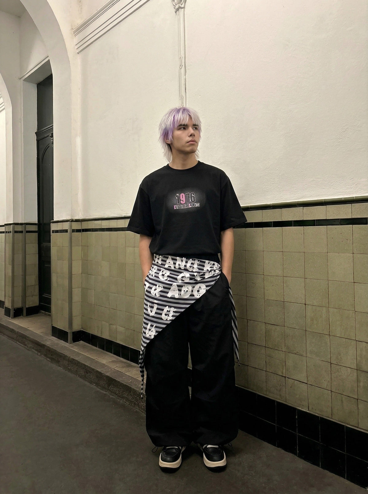 DAXUEN Relaxed-fit short-sleeved graphic T-shirt — model photo