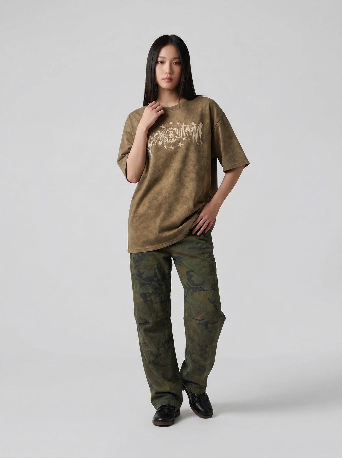 Washed graphic t-shirt with stars and emblem design — model photo