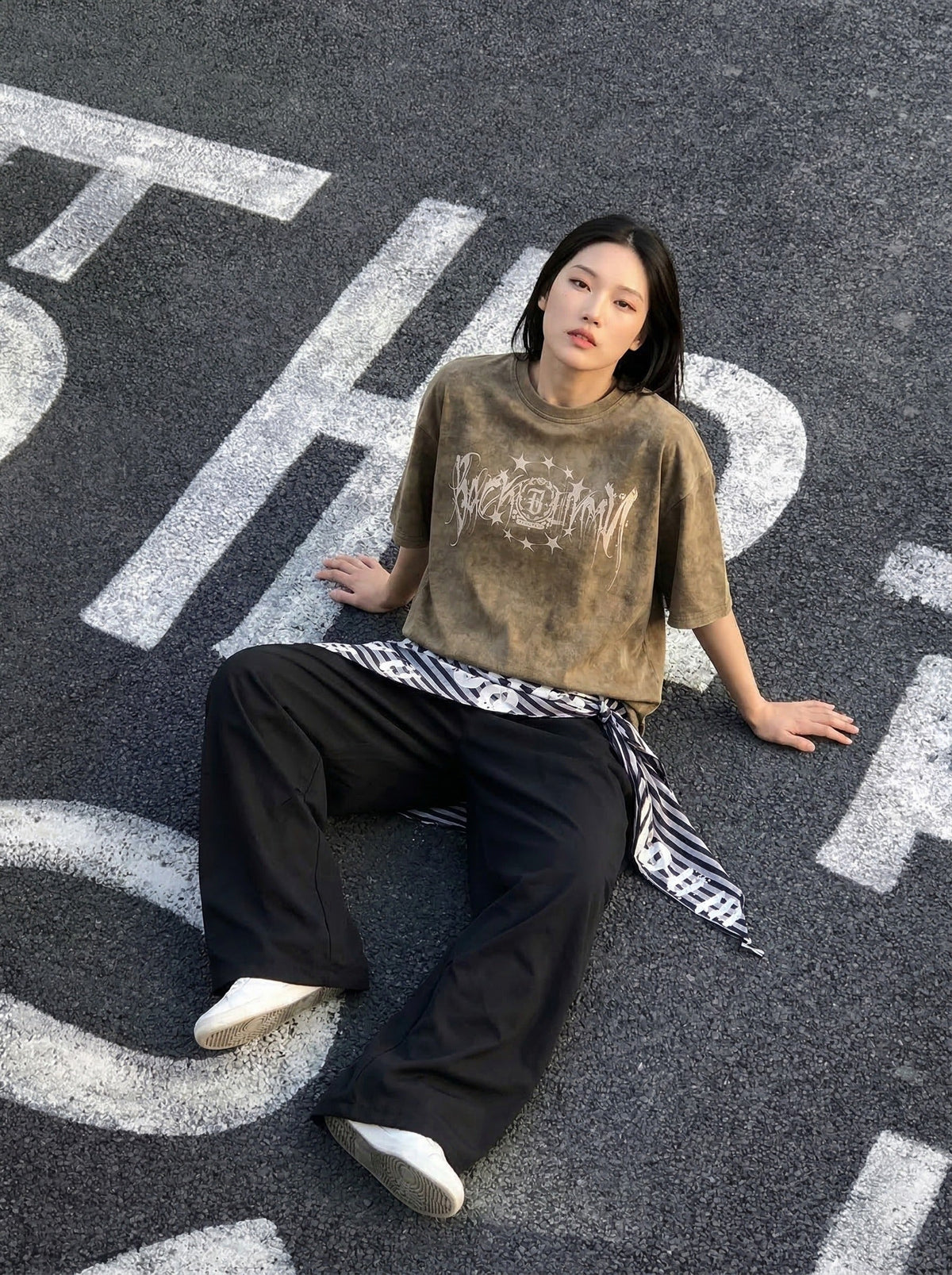 Washed graphic t-shirt with stars and emblem design — model photo