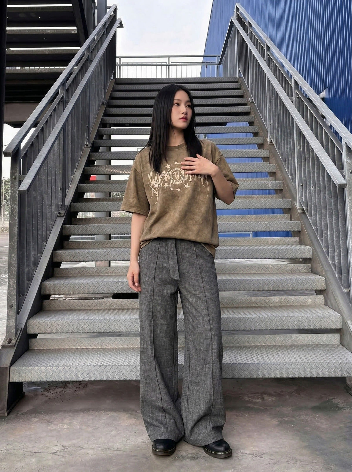 Washed graphic t-shirt with stars and emblem design — model photo