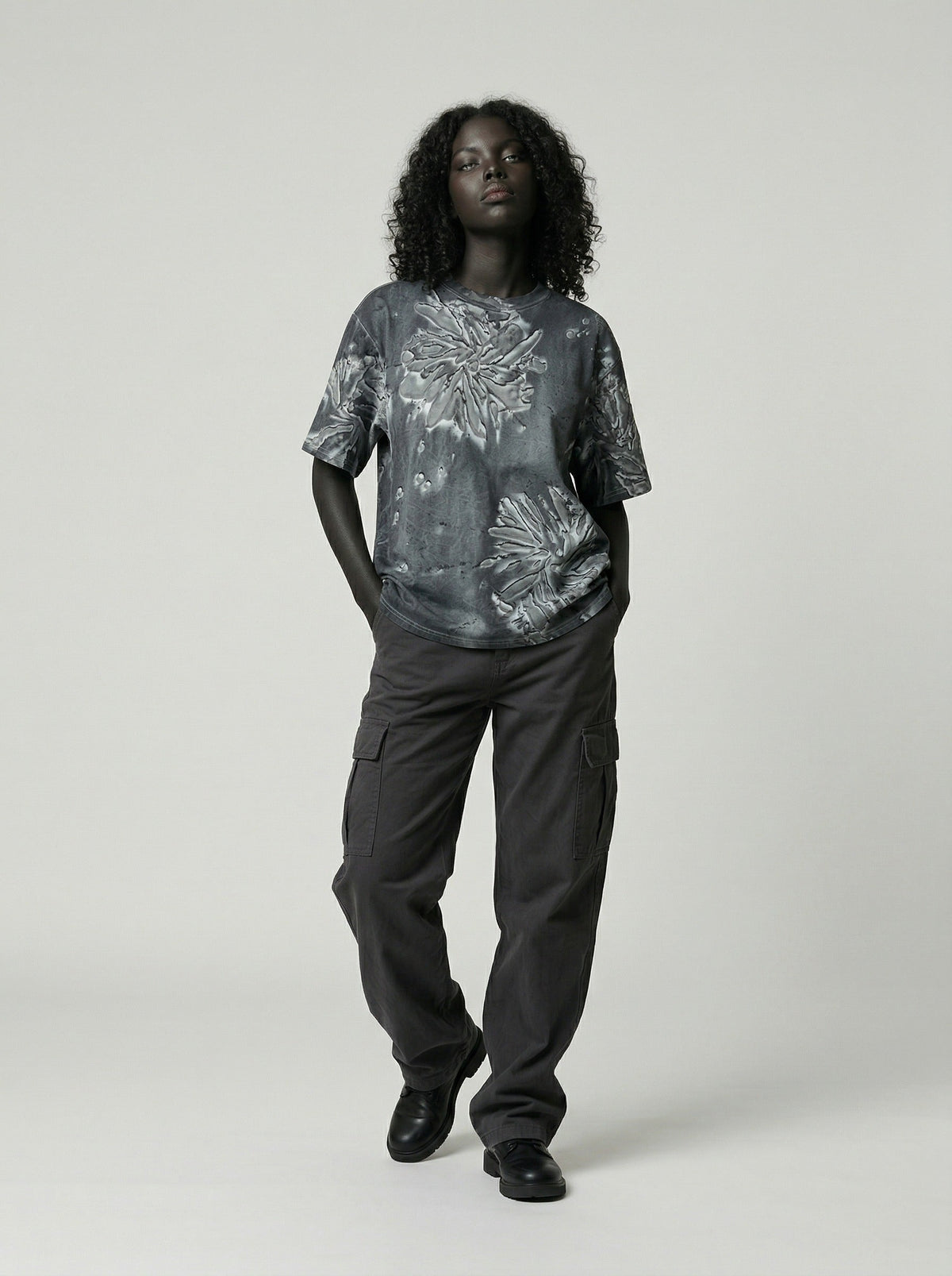 DAXUEN Short-sleeved abstract pattern t-shirt — model photo