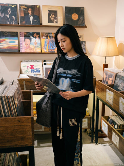 DAXUEN black oversized abstract brushstroke graphic tee — model photo
