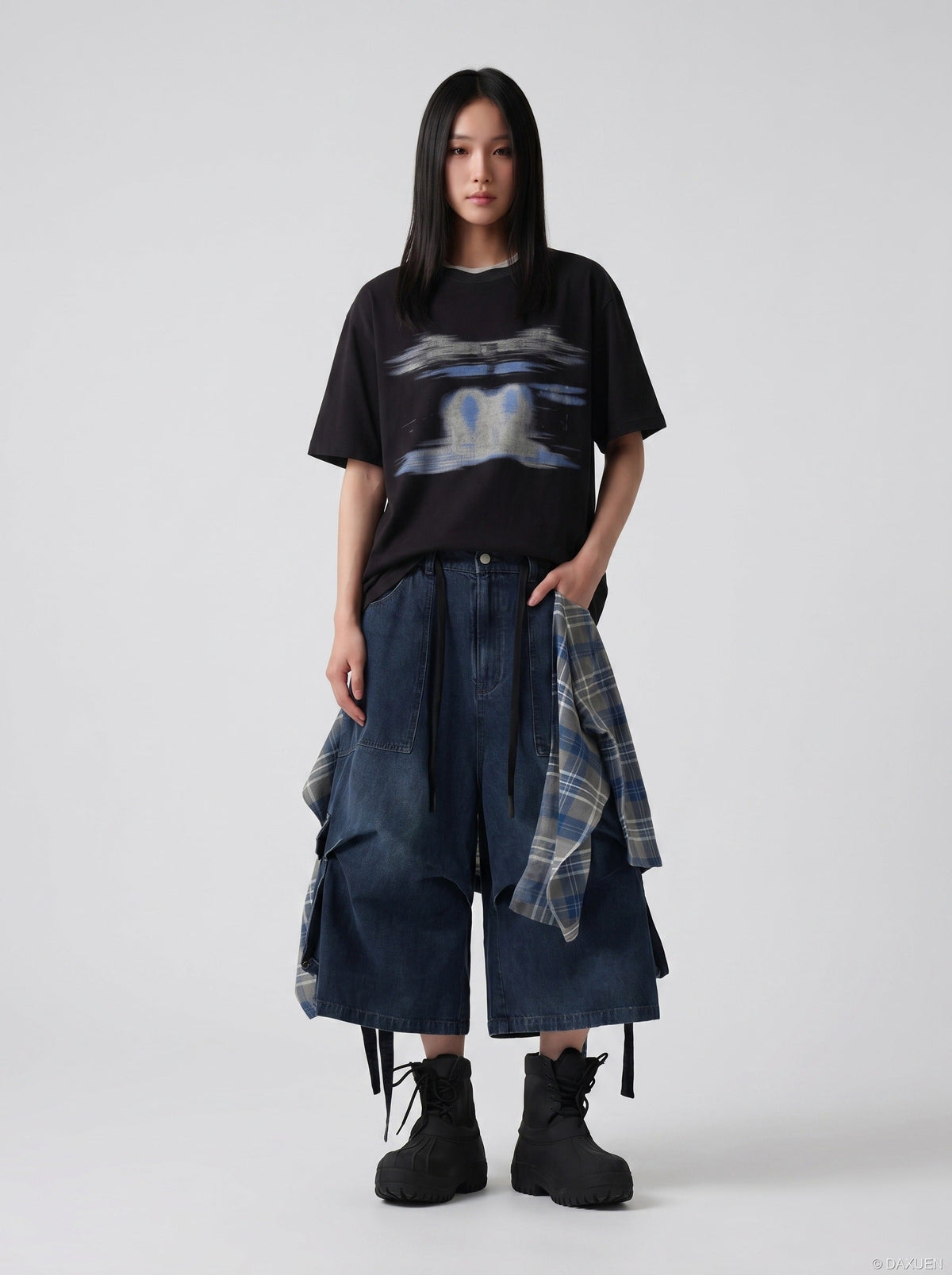 DAXUEN black oversized abstract brushstroke graphic tee — model photo