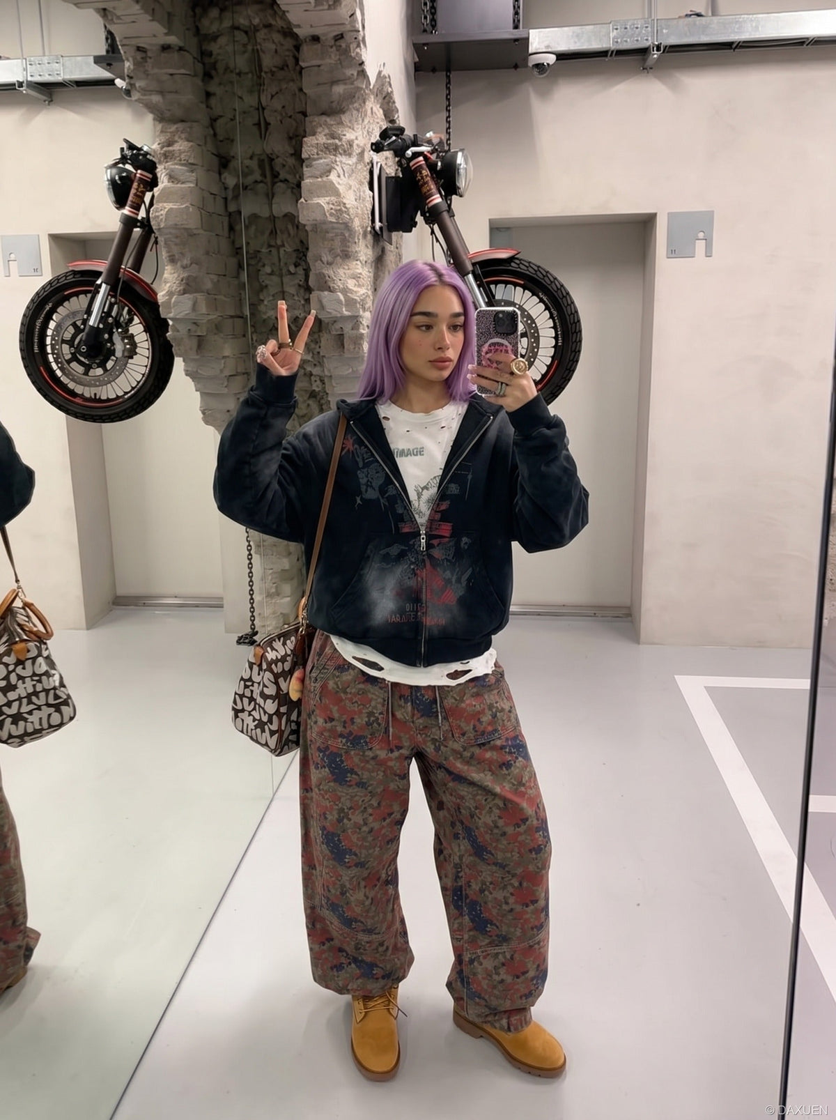 DAXUEN Loose-fitting wide-leg camouflage trousers — model photo