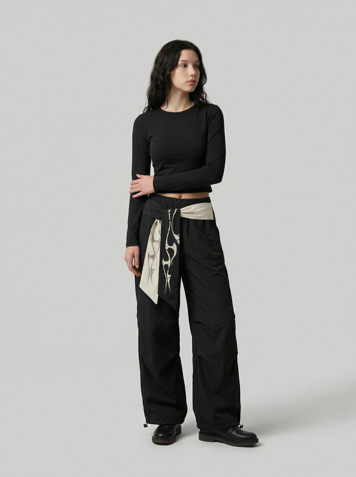 DAXUEN Loose-fitting wide-leg casual pants with abstract graphics — model photo