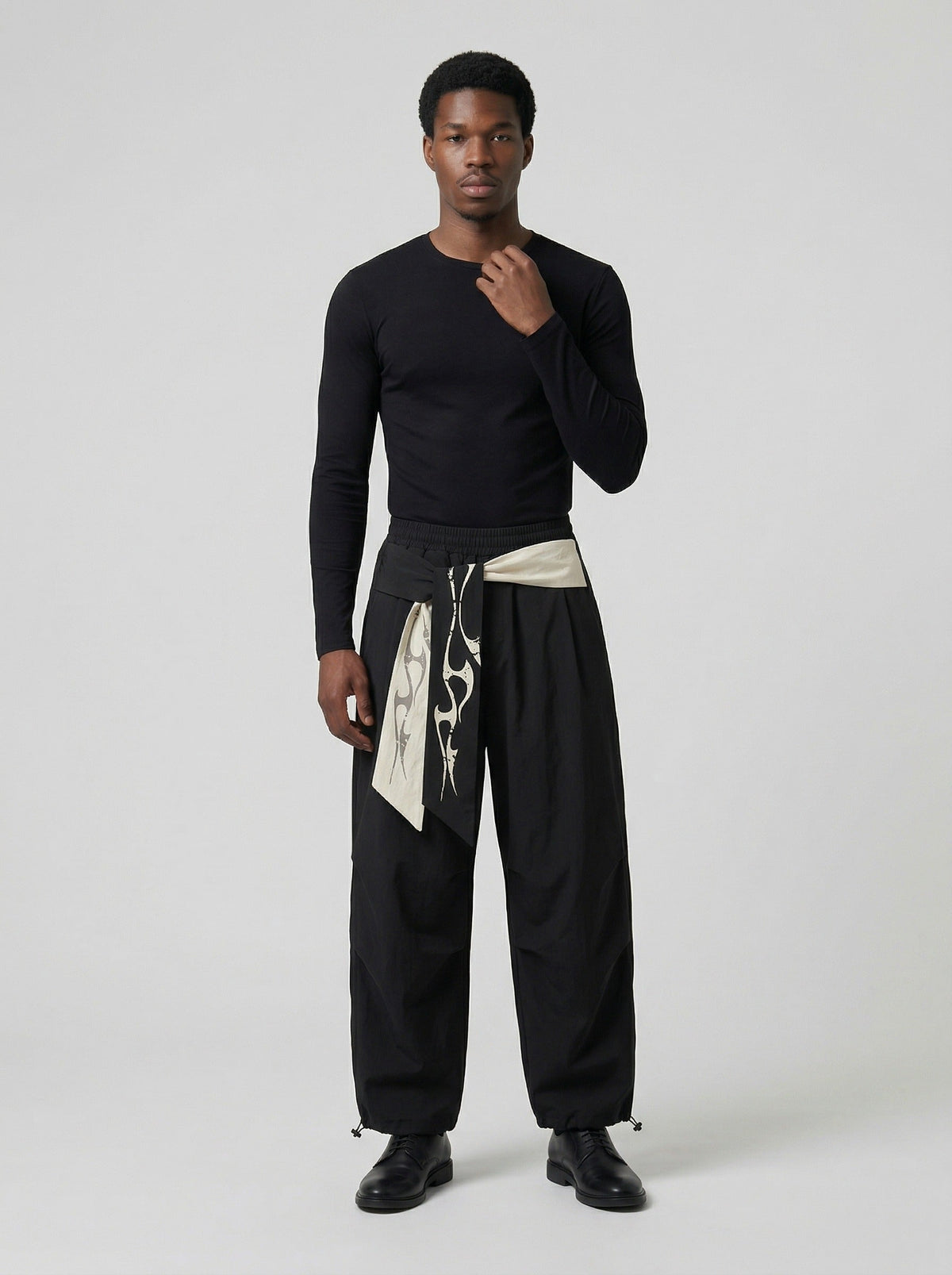 DAXUEN Loose-fitting wide-leg casual pants with abstract graphics — model photo