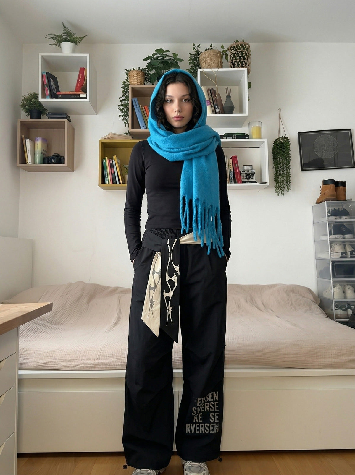 DAXUEN Loose-fitting wide-leg casual pants with abstract graphics — model photo