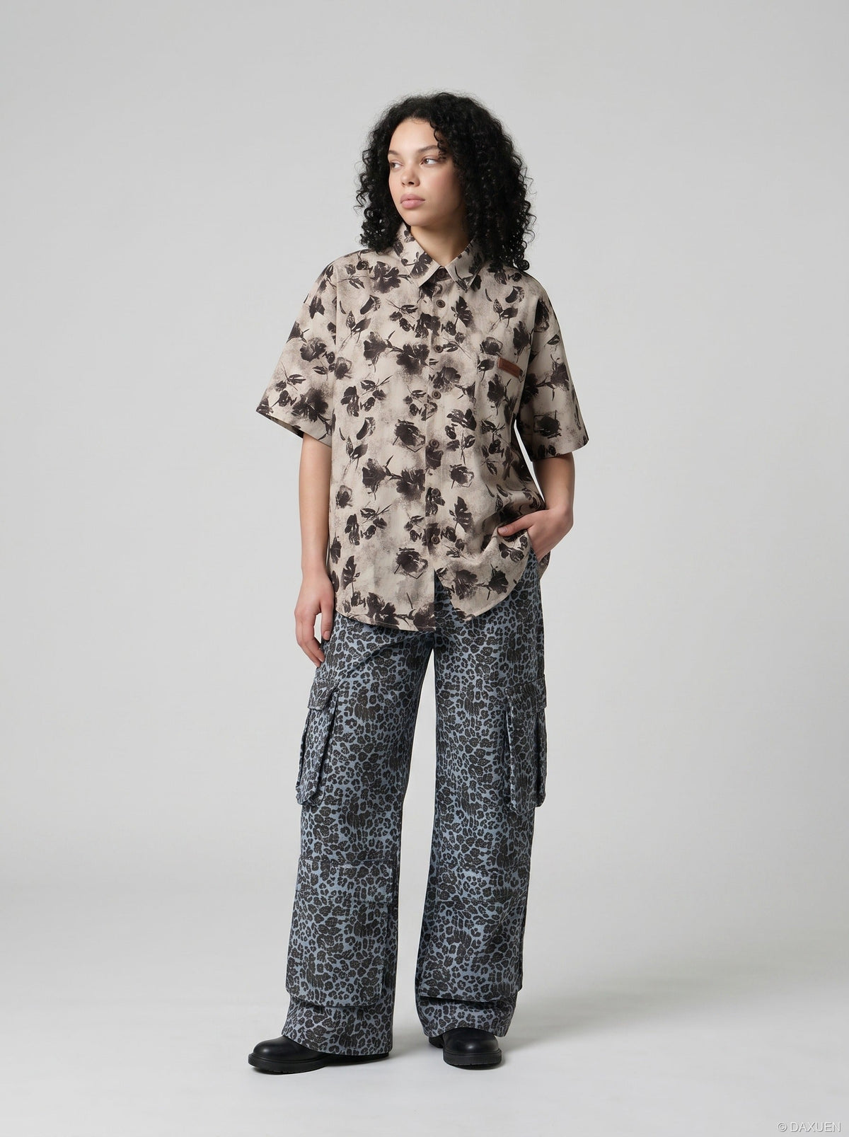 DAXUEN Men's short-sleeve button-up shirt with floral print — model photo