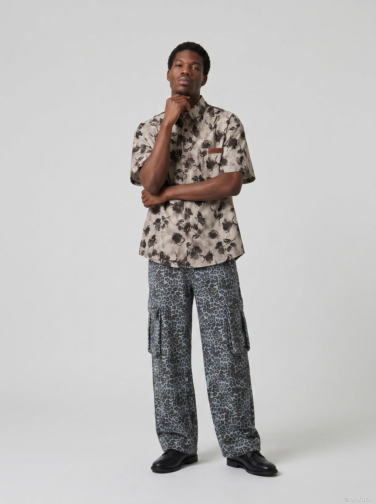 DAXUEN Men's short-sleeve button-up shirt with floral print — model photo