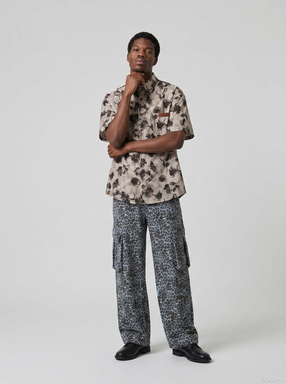 DAXUEN Men's short-sleeve button-up shirt with floral print — model photo