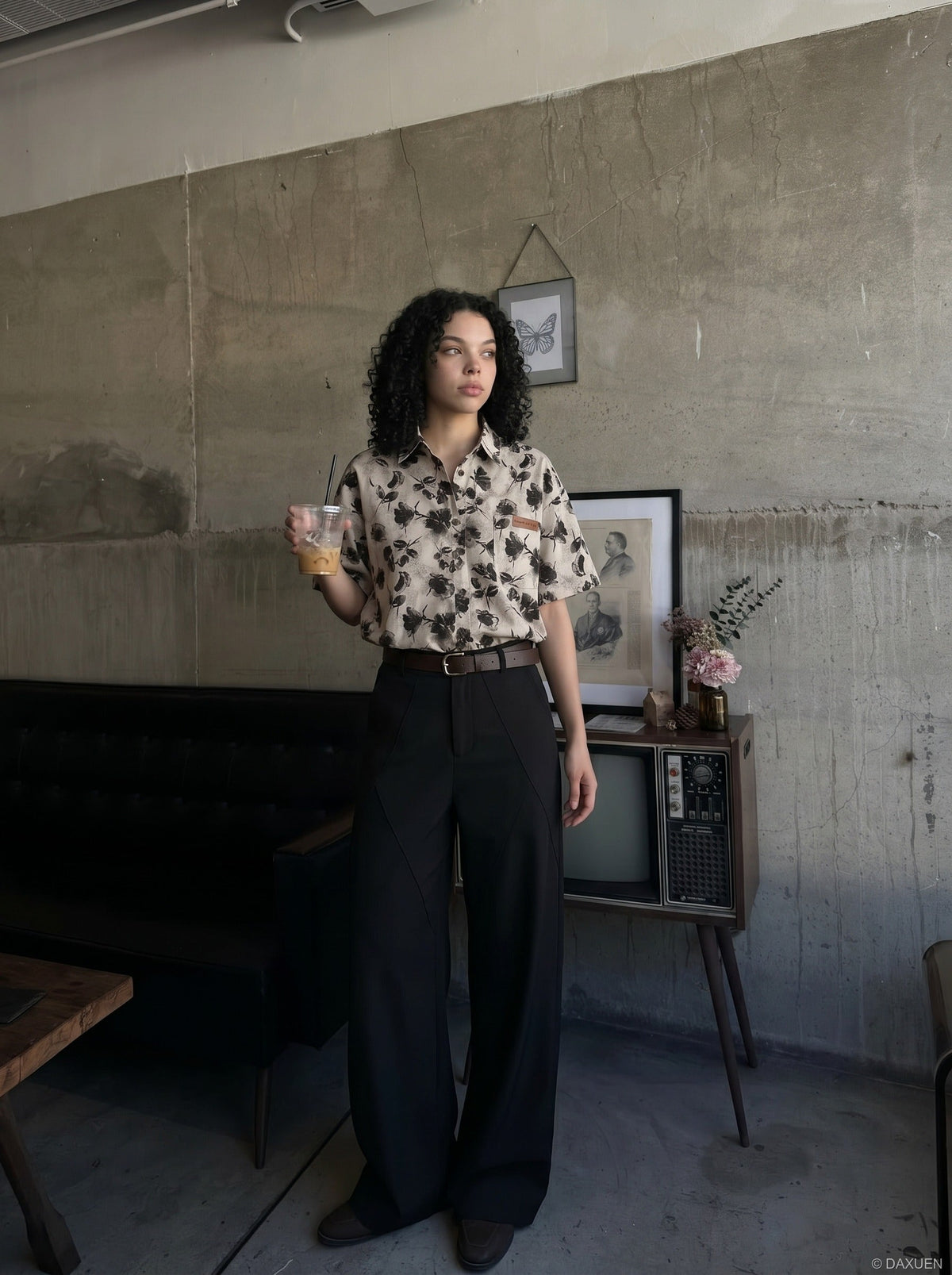 DAXUEN Men's short-sleeve button-up shirt with floral print — model photo