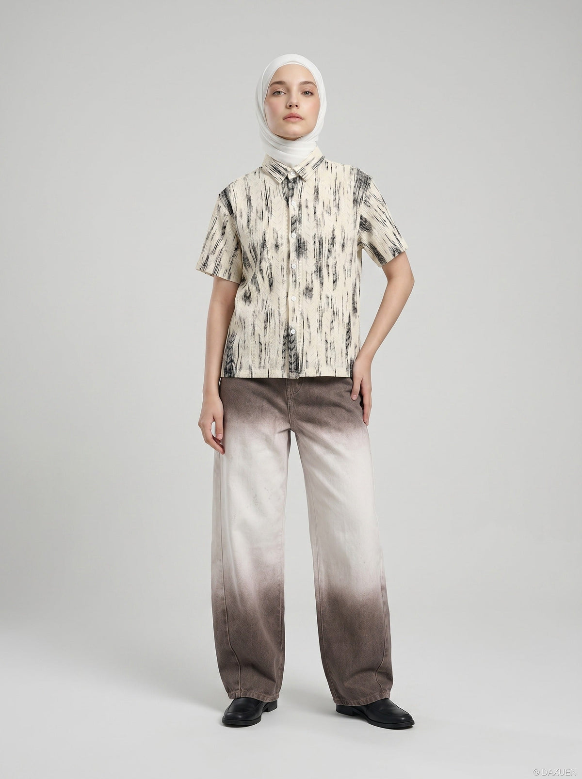DAXUEN Short-sleeved button-up shirt with abstract print — model photo