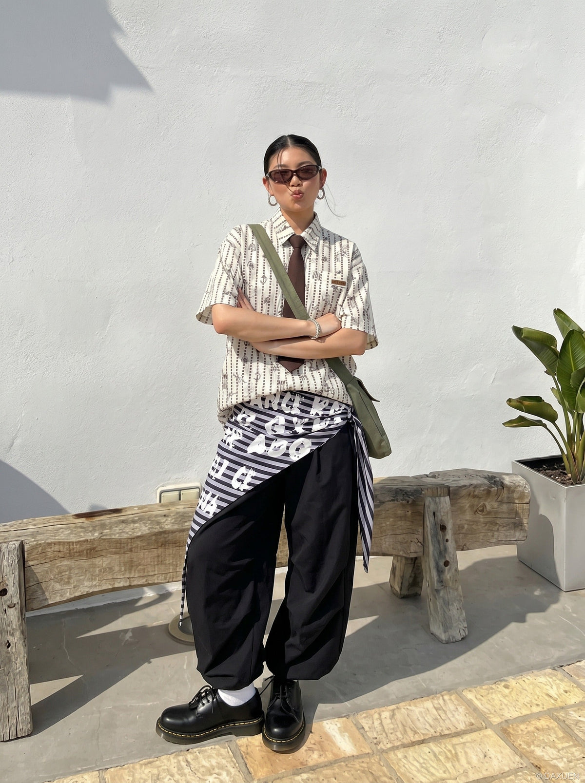 DAXUEN Short-sleeve button-up shirt with abstract graphics — model photo