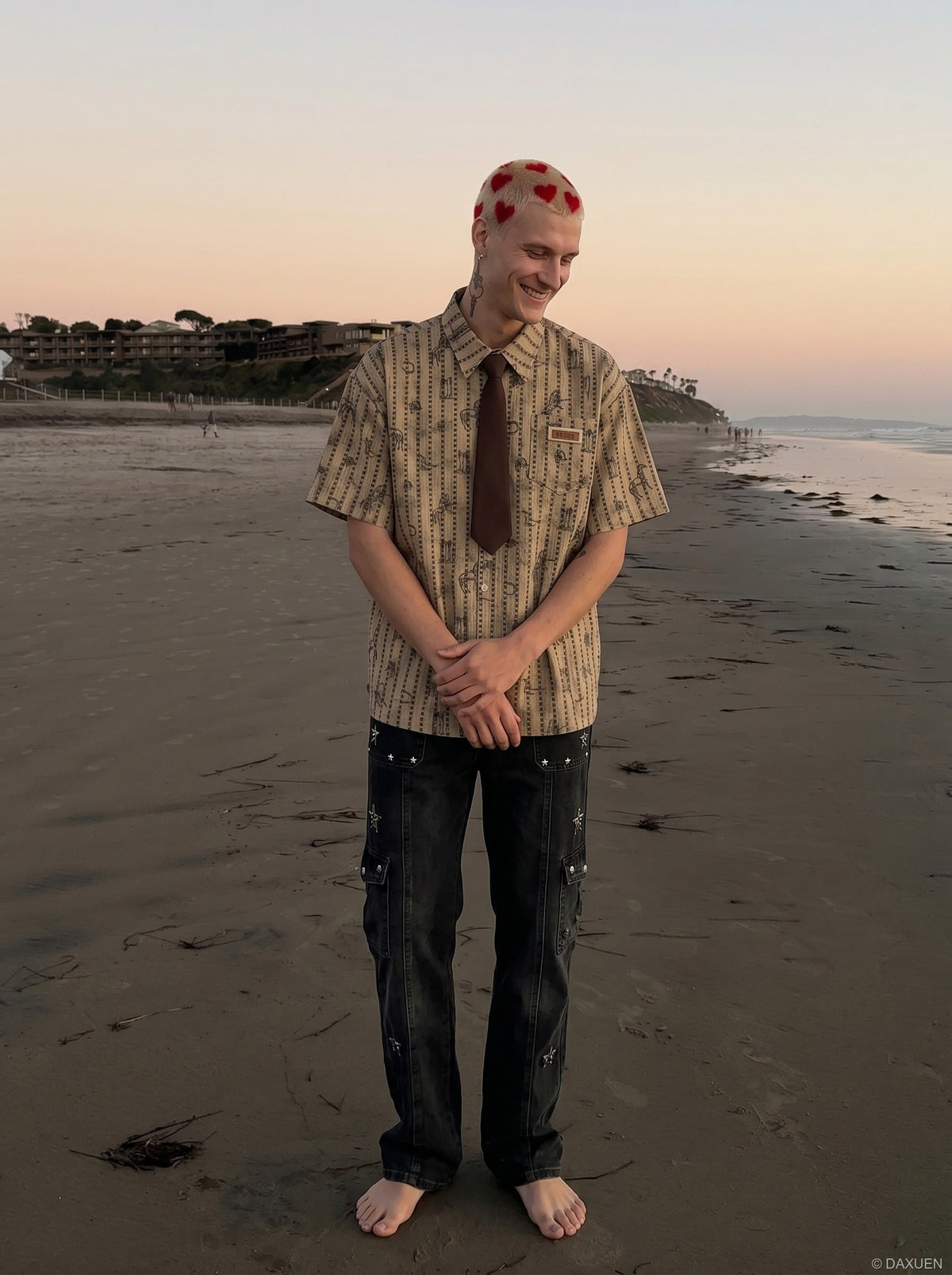 DAXUEN Short-sleeve button-up shirt with abstract graphics — model photo