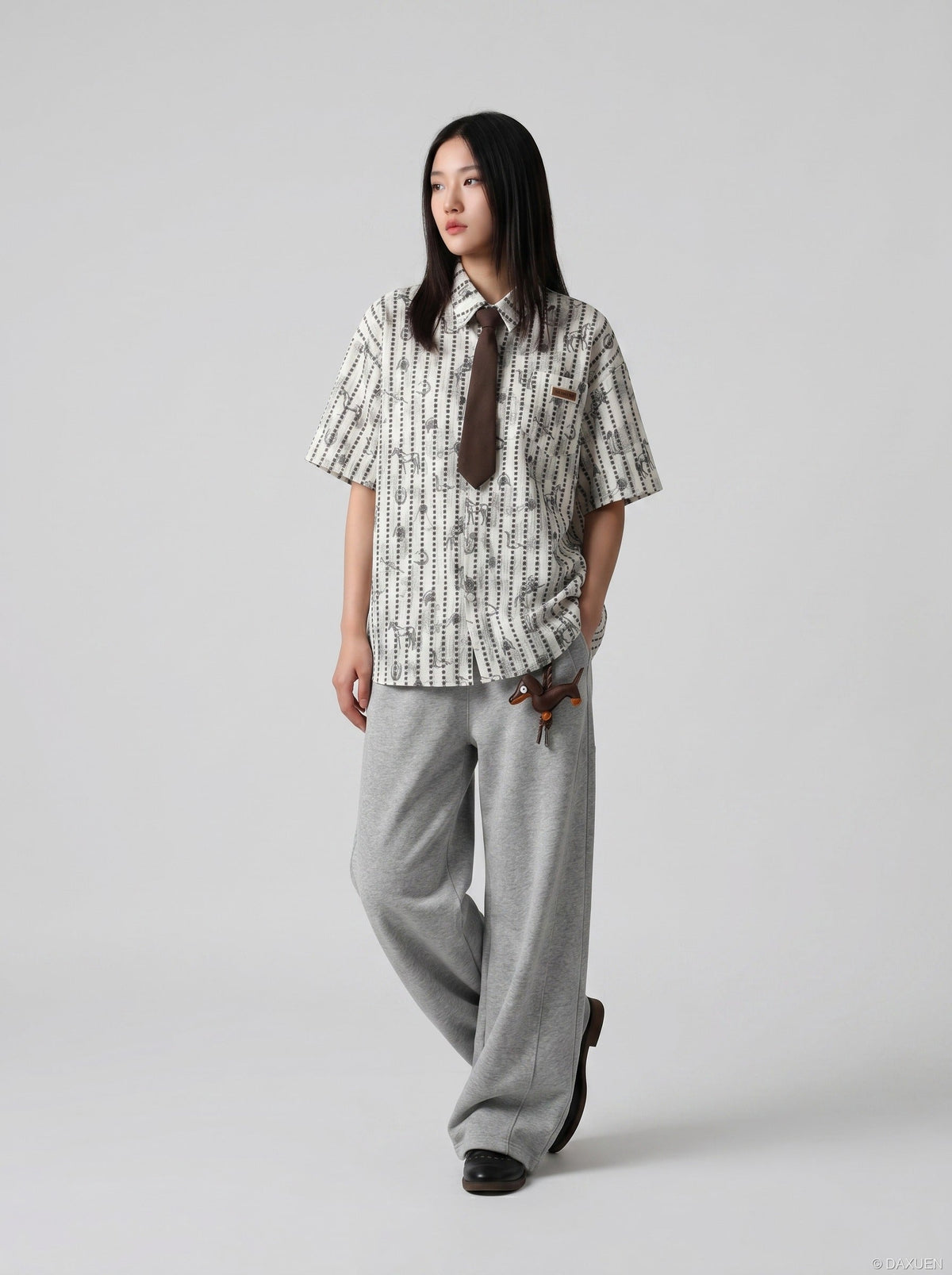 DAXUEN Short-sleeve button-up shirt with abstract graphics — model photo
