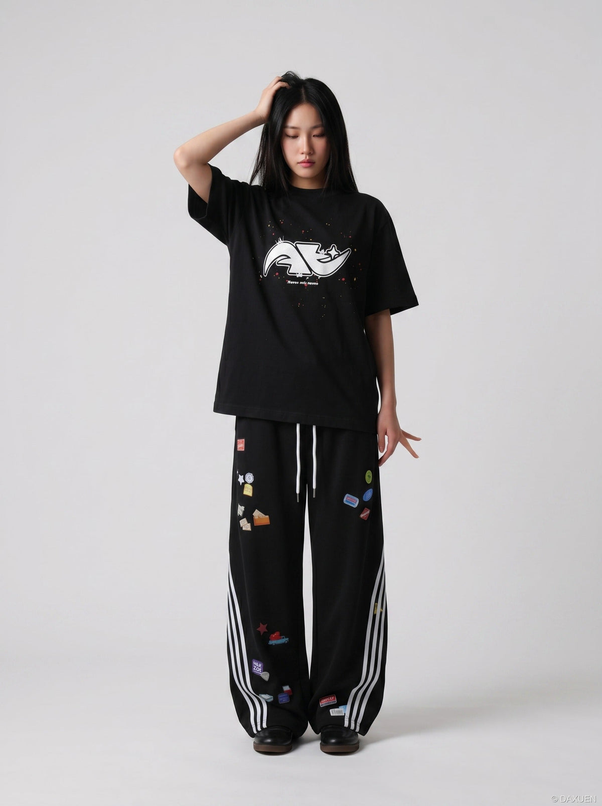 DAXUEN Abstract graphic paint splash short-sleeved T-shirt — model photo