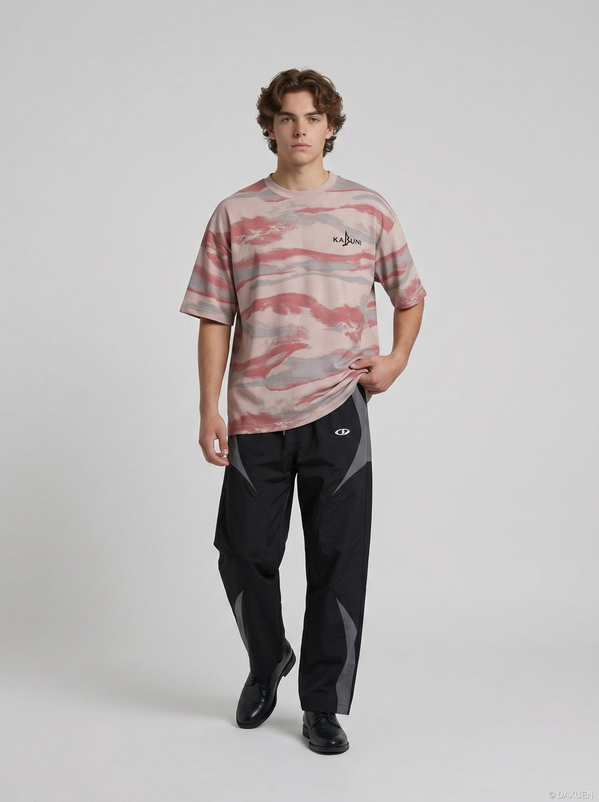 DAXUEN Loose-fit short-sleeved t-shirt with abstract stripes — model photo
