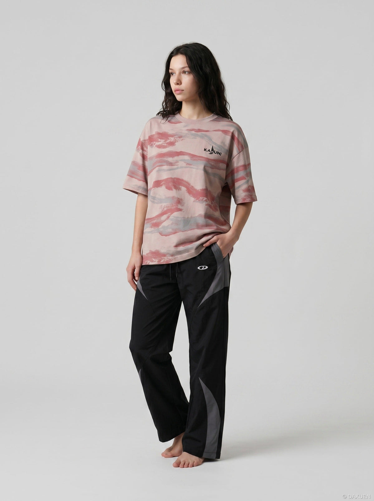 DAXUEN Loose-fit short-sleeved t-shirt with abstract stripes — model photo