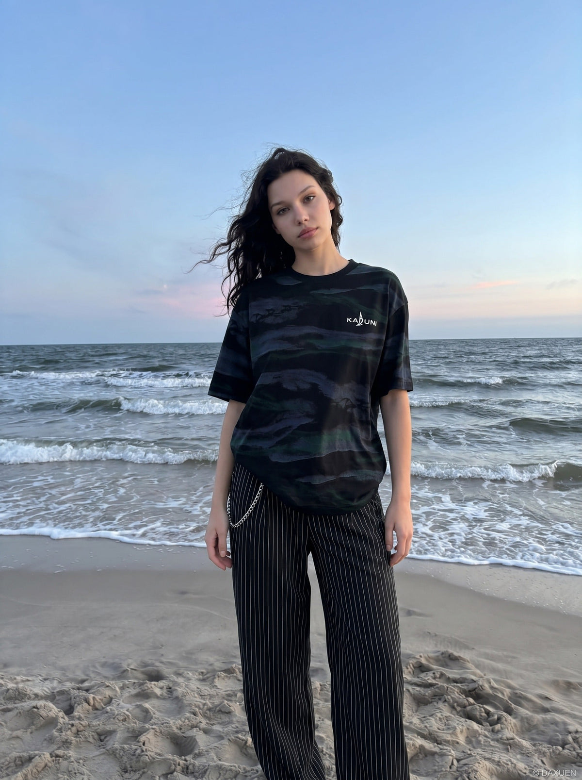 DAXUEN Loose-fit short-sleeved t-shirt with abstract stripes — model photo