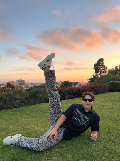 DAXUEN Oversized short-sleeved button-up shirt with graphic — model photo