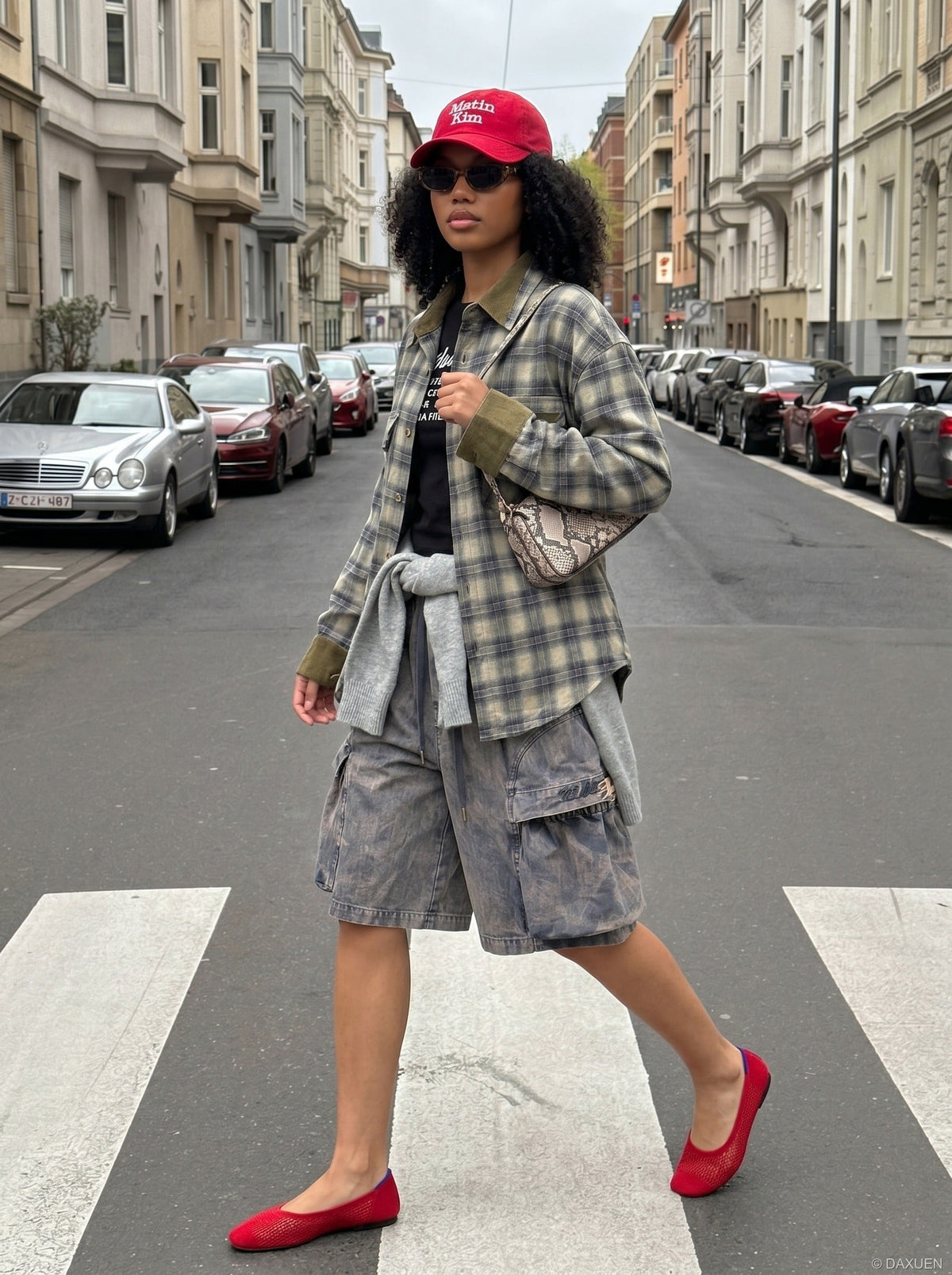 DAXUEN Wide-leg cargo shorts in faded grey-blue denim — model photo