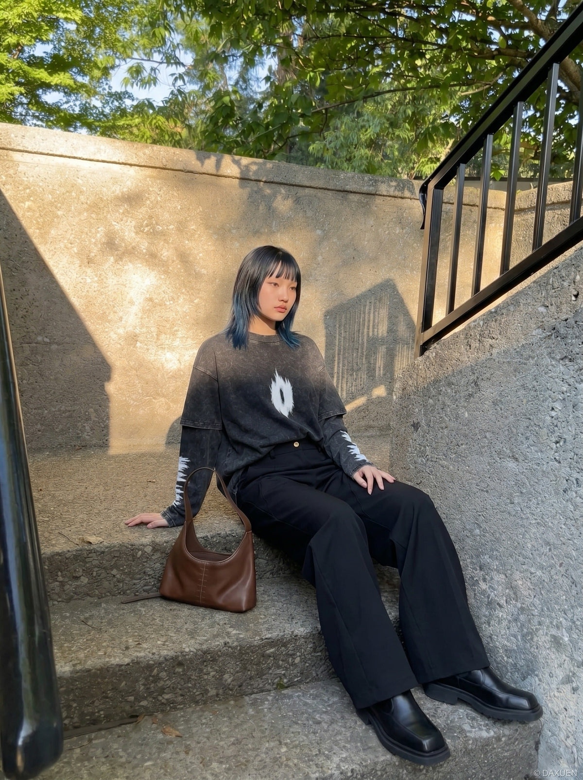 DAXUEN Acid wash long sleeve t-shirt with graphic design — model photo