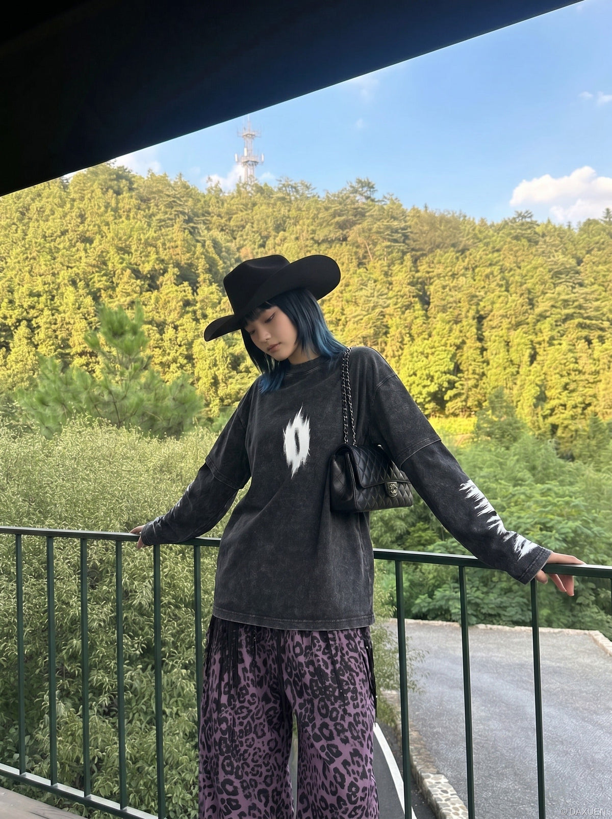 DAXUEN Acid wash long sleeve t-shirt with graphic design — model photo