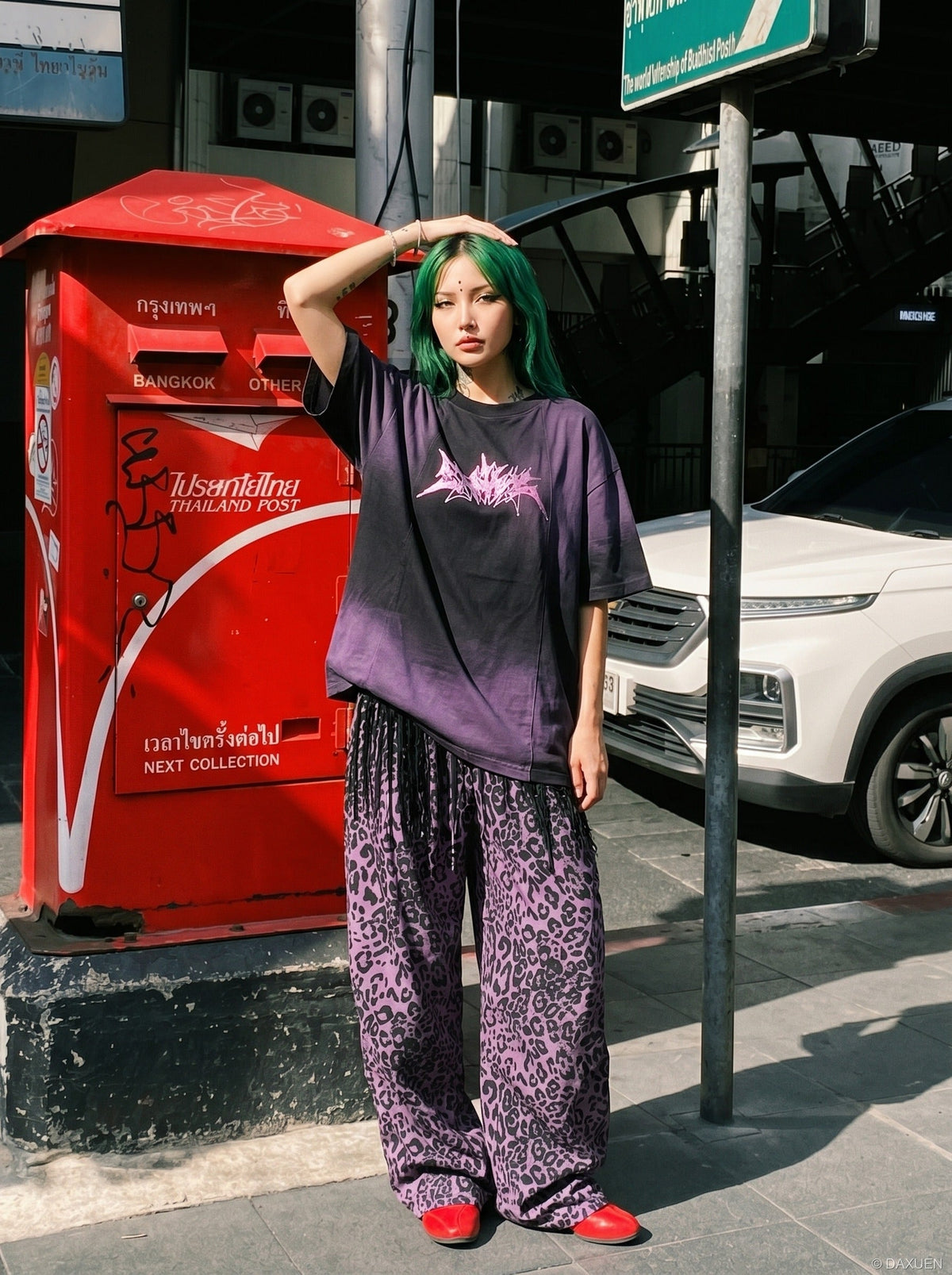 DAXUEN Oversized acid wash t-shirt with graphic design — model photo