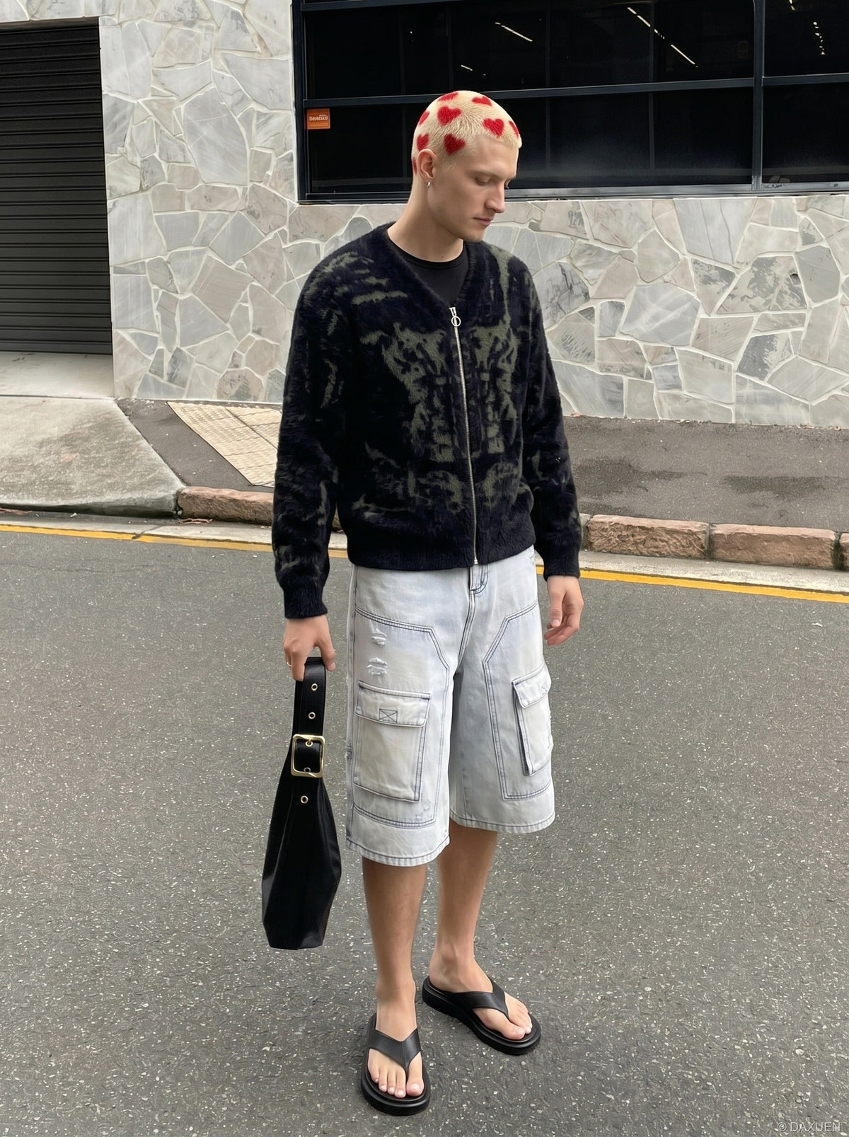 DAXUEN Men's loose-fit wide-leg acid-washed cargo shorts — model photo