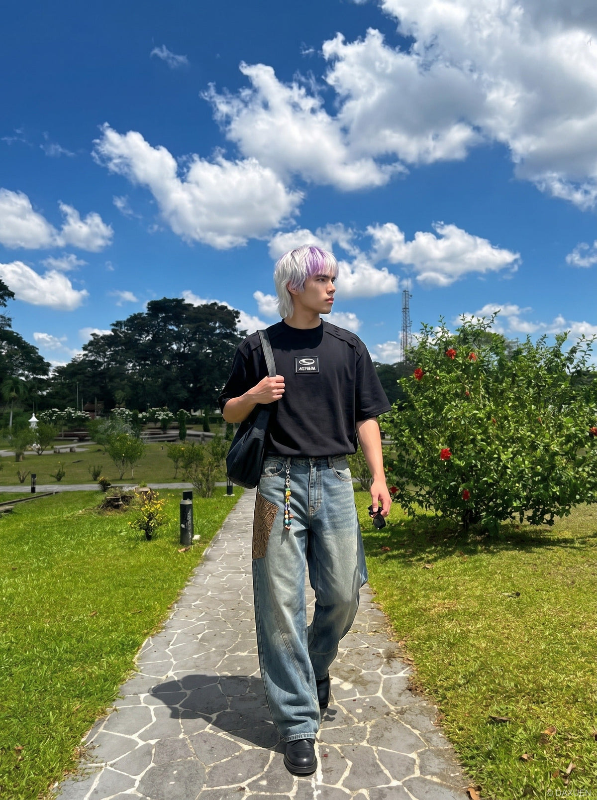 DAXUEN Embroidered short-sleeved t-shirt with relaxed fit — model photo