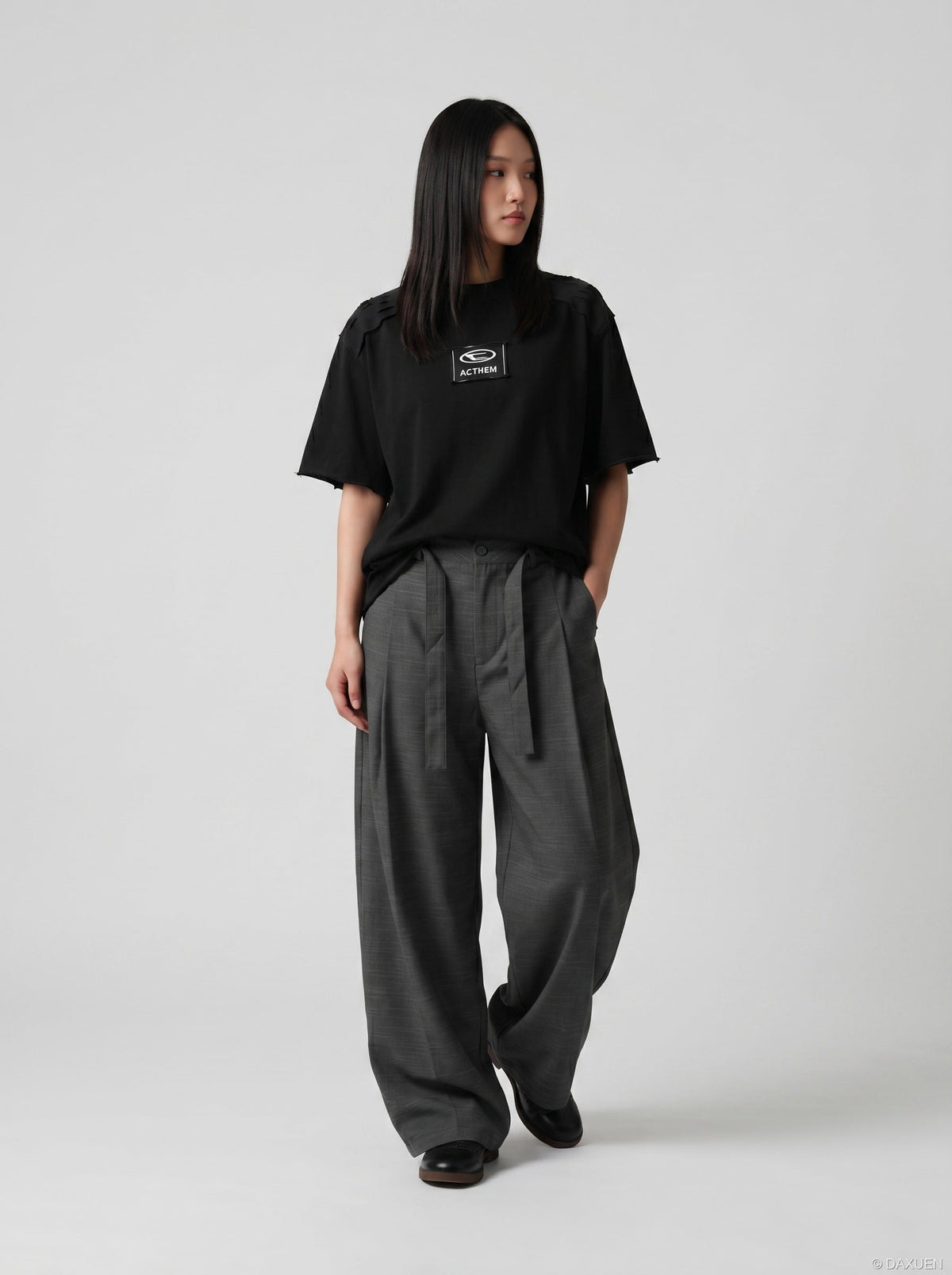 DAXUEN Embroidered short-sleeved t-shirt with relaxed fit — model photo