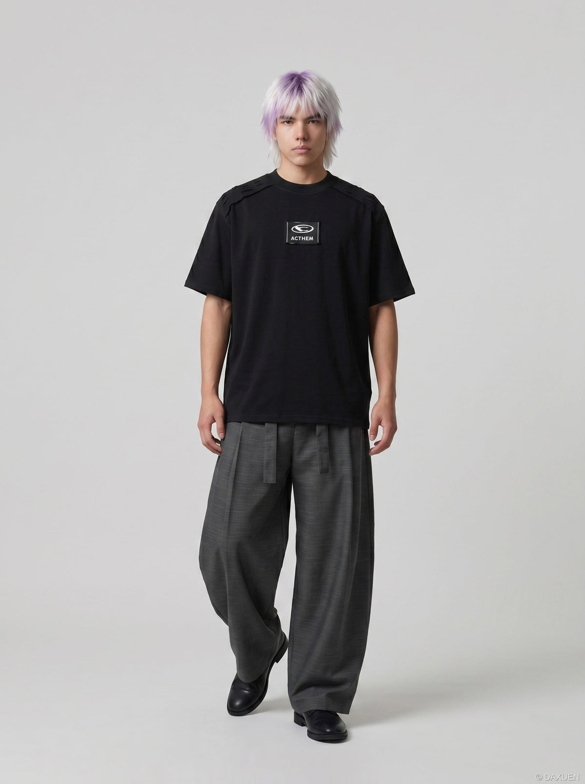 DAXUEN Embroidered short-sleeved t-shirt with relaxed fit — model photo