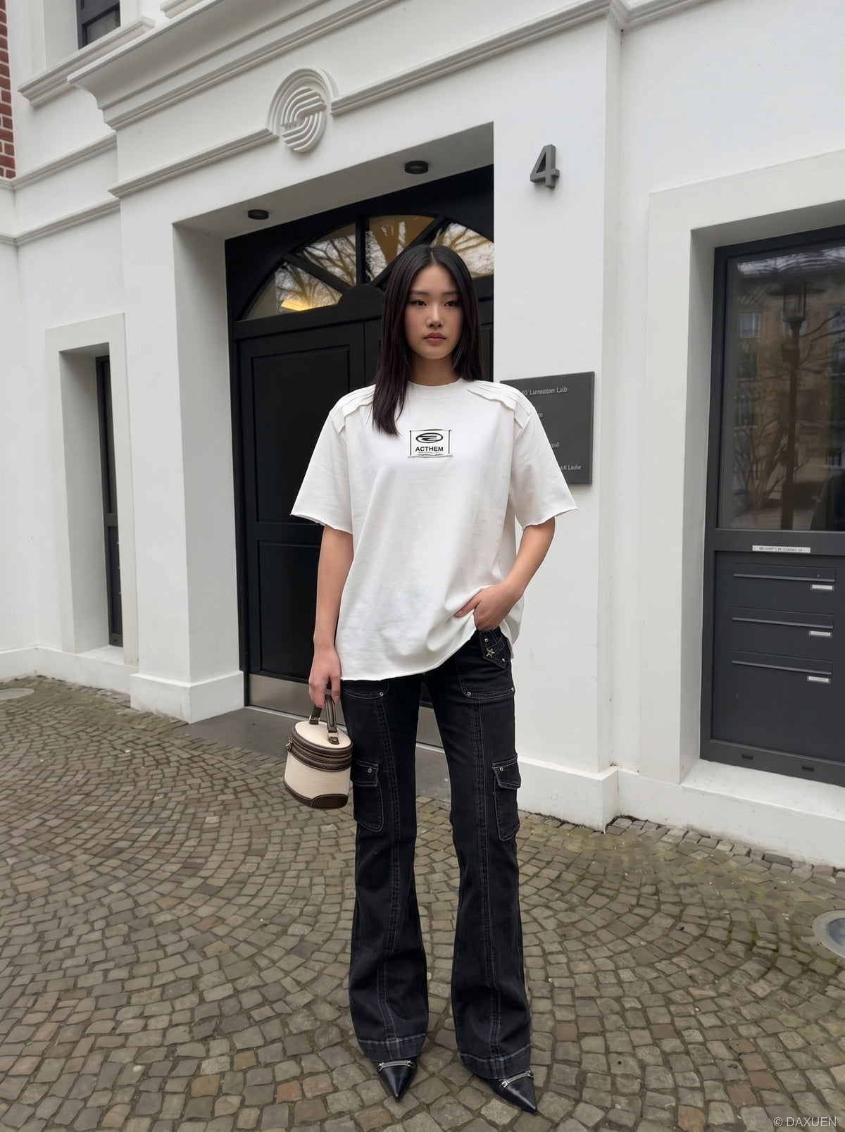 DAXUEN Embroidered short-sleeved t-shirt with relaxed fit — model photo