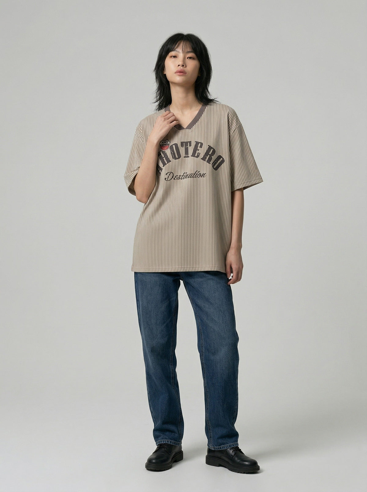 DAXUEN Loose-fitting short-sleeved V-neck T-shirt with graphic — model photo