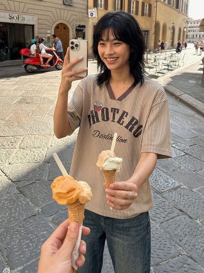 DAXUEN Loose-fitting short-sleeved V-neck T-shirt with graphic — model photo