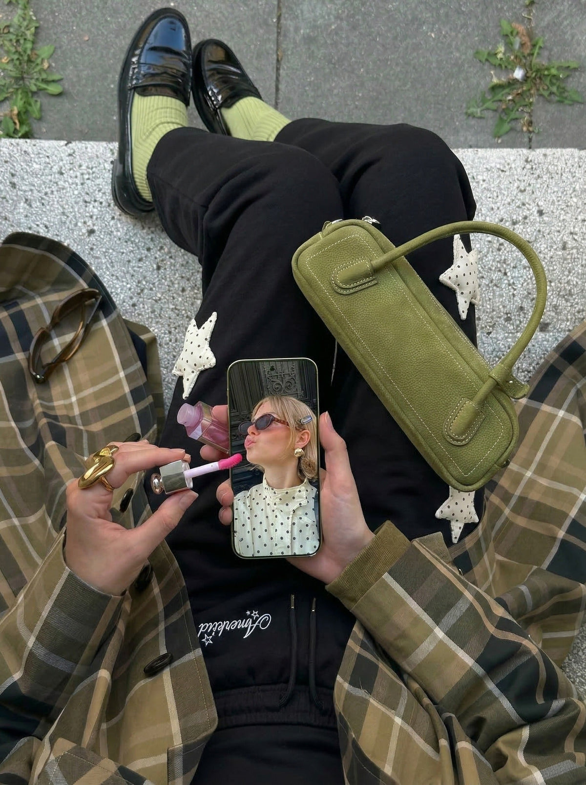DAXUEN Wide-leg sweatpants with star decorations — model photo