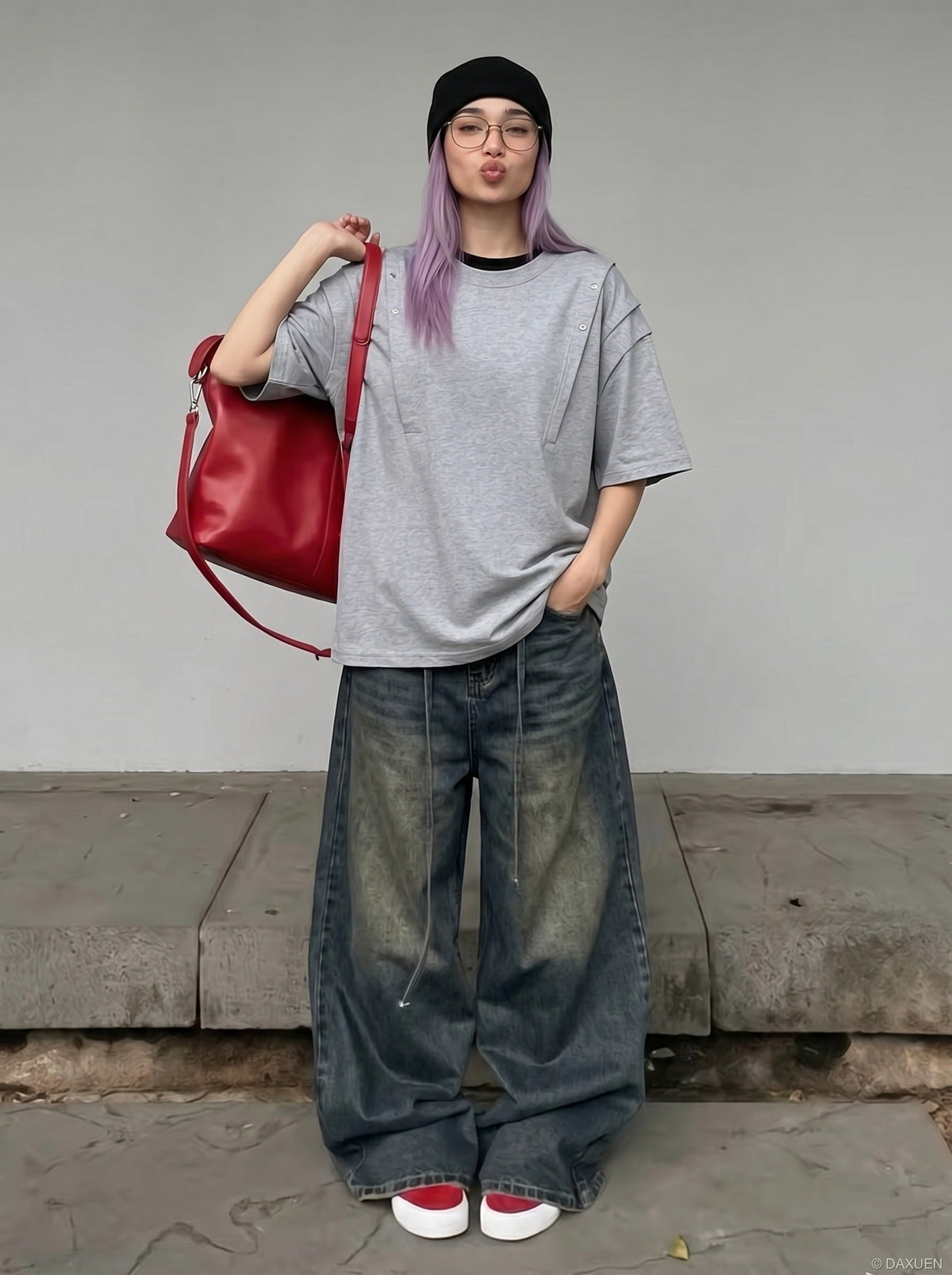 DAXUEN Heather grey short-sleeve T-shirt with unique paneling — model photo