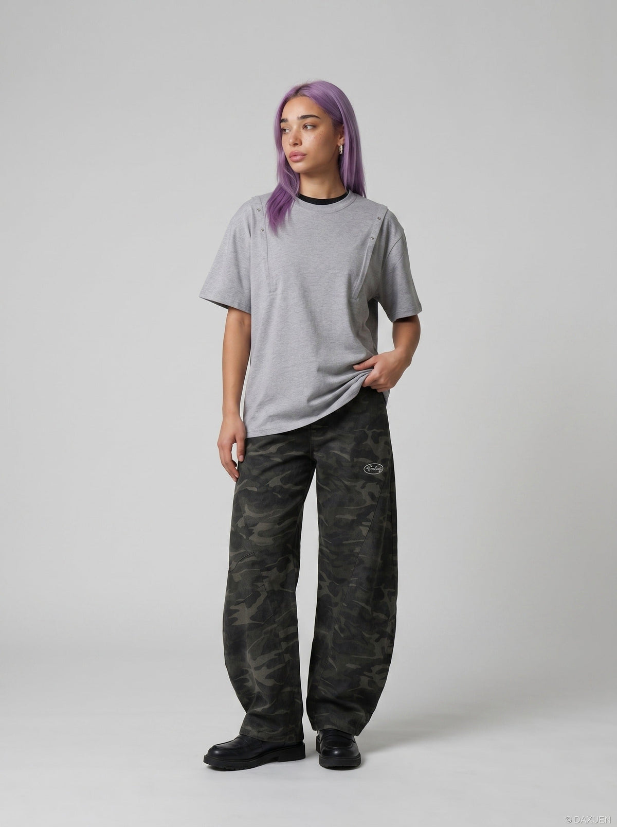 DAXUEN Heather grey short-sleeve T-shirt with unique paneling — model photo
