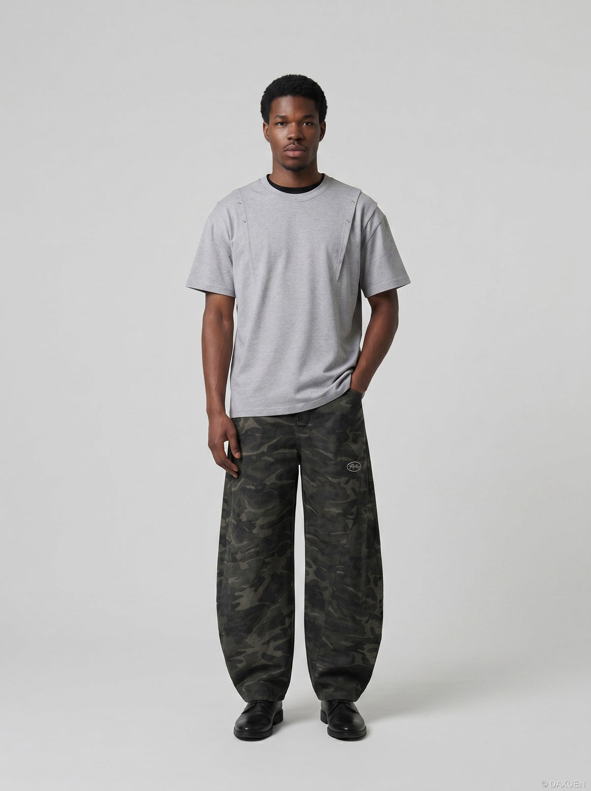 DAXUEN Heather grey short-sleeve T-shirt with unique paneling — model photo