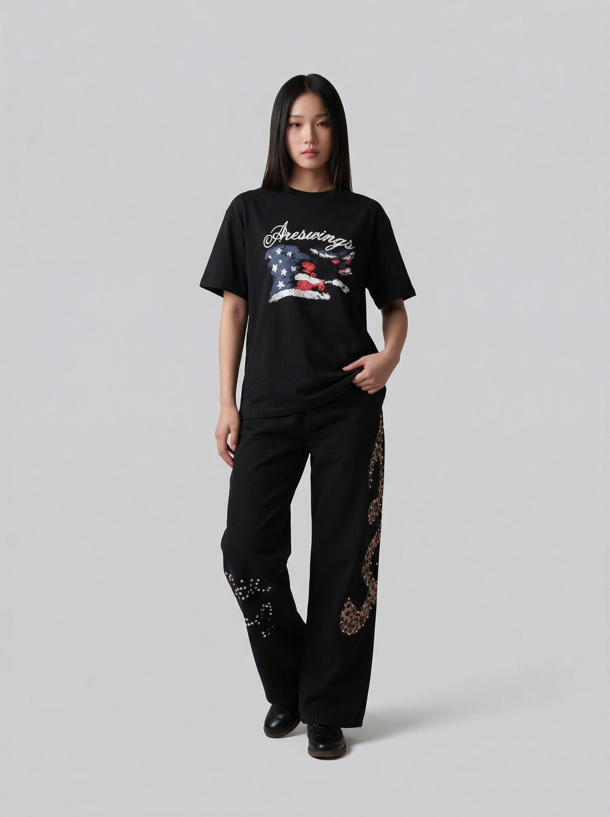 DAXUEN Areswings graphic t-shirt with American flag design — model photo